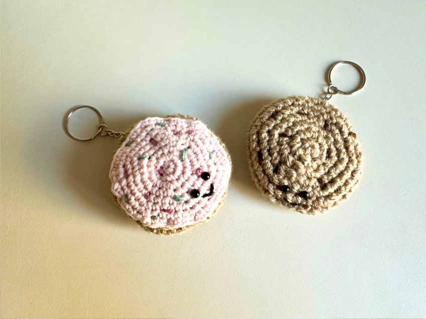 Sweet Couple Hand-Crocheted Cookie Keychain Set – Sugar Cookie & Chocolate Chips